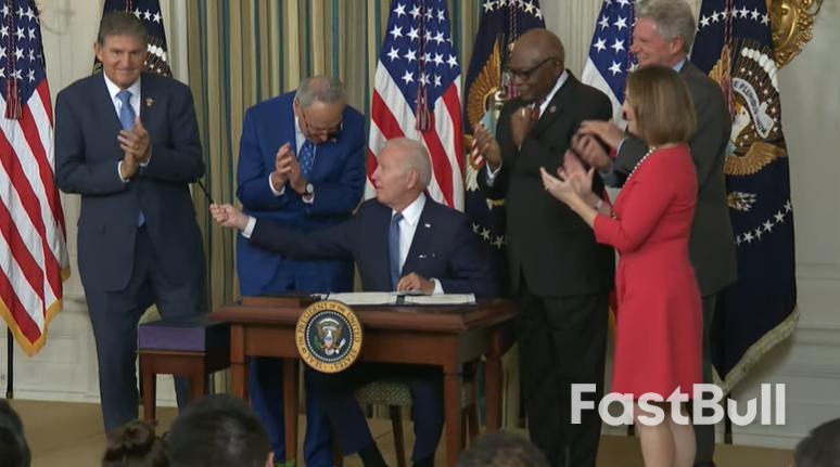 拜登签署7400亿美元降通胀法案,美国史上最大气候法案正式落地_1 拜登签署7400亿美元降通胀法案,美国史上最大气候法案正式落地_1