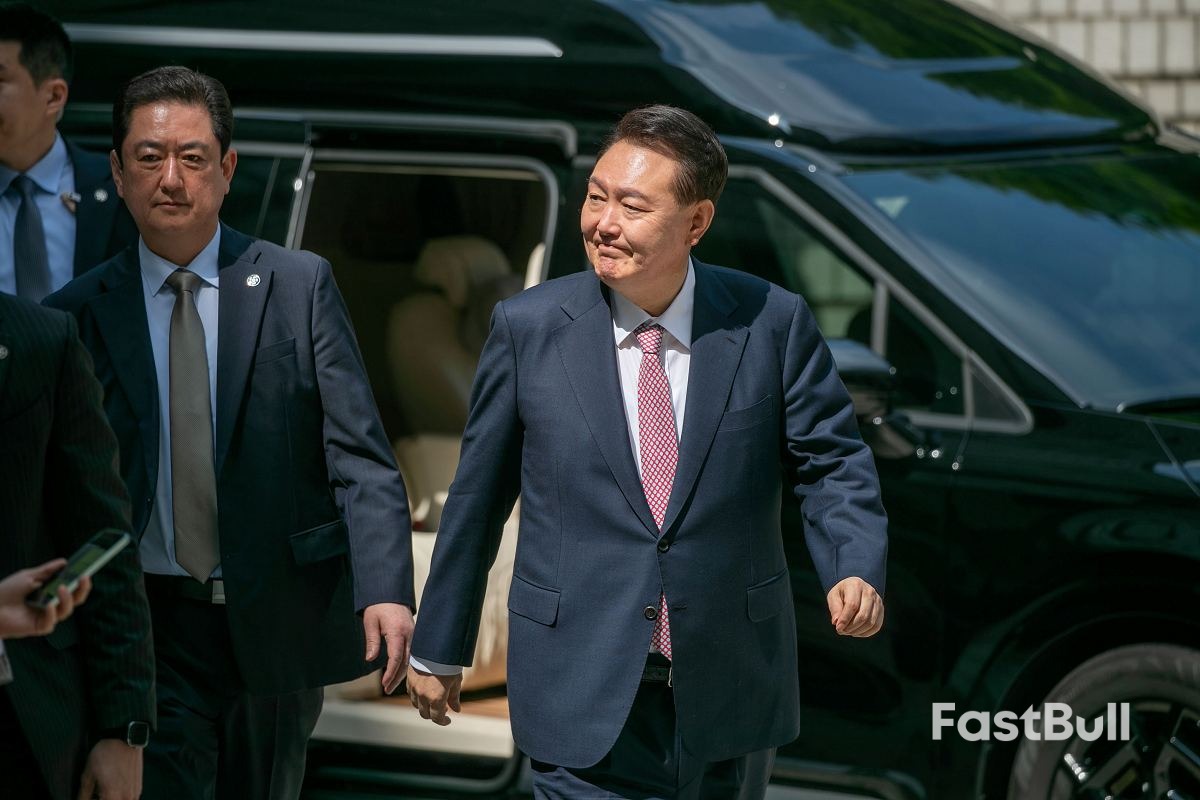 韩国大选后尹锡悦首次出庭，面对选举结果提问保持沉默_1