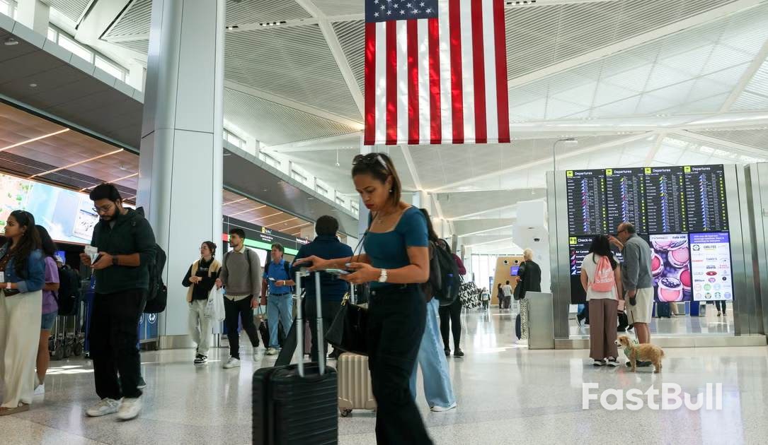 特朗普：美国全面限制12国公民入境，与一起袭击事件有关_1