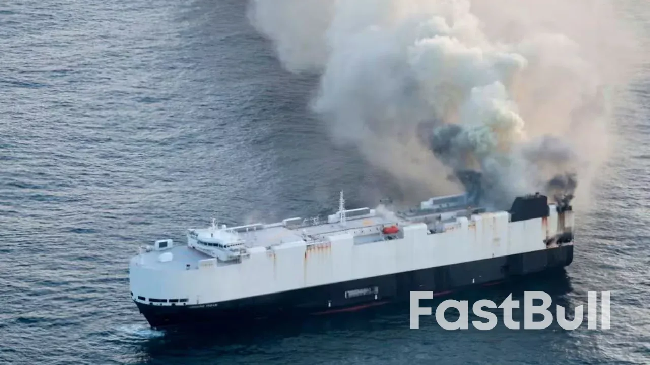 载3000辆汽车的轮船在太平洋起火，含800辆电动汽车，船员已弃船大火还未灭_1