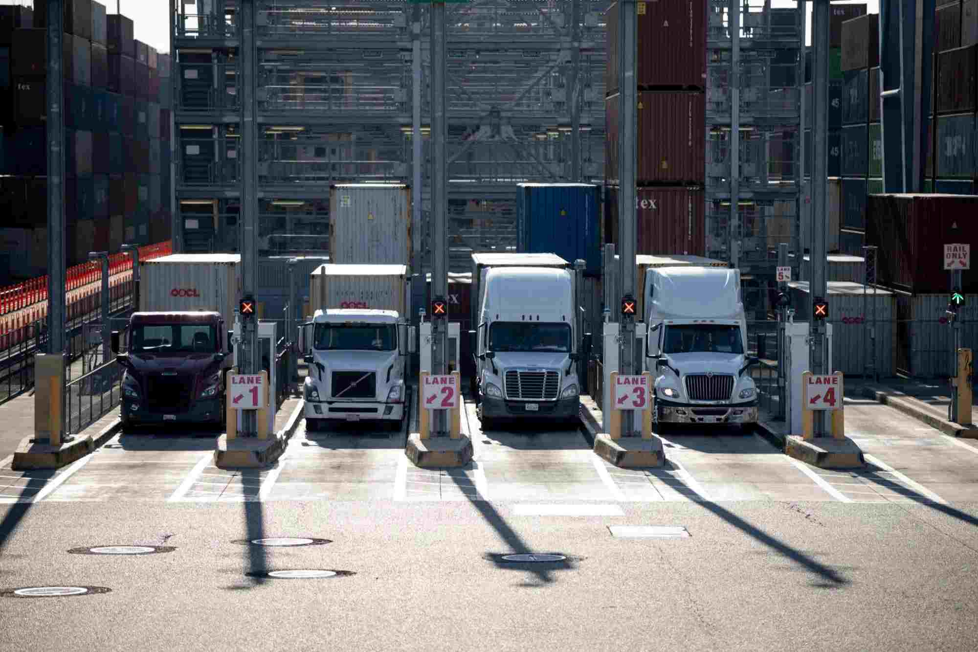 This Little-Known US Transport Gauge Is Flashing An Early Hint of Slowdown  - FastBull