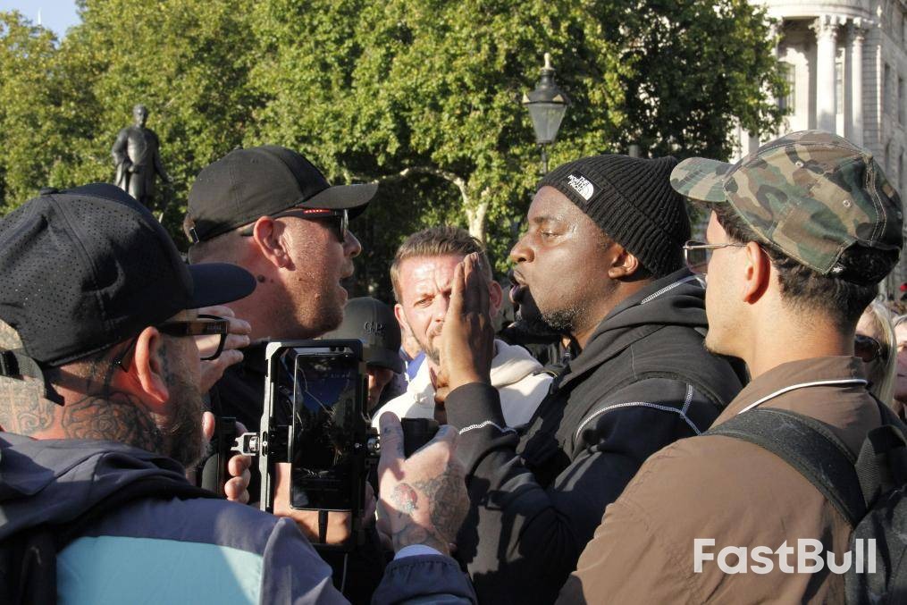 偷渡客的小船，英国政府的风浪_2