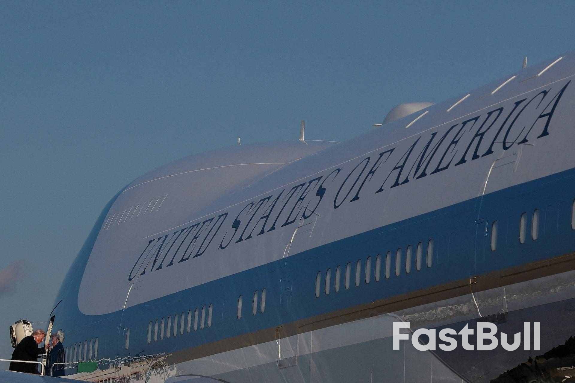 Máy bay của ông Trump hạ cánh an toàn sau 'sự cố điện nhỏ', chuyến đi Davos sẽ tiếp tục_1 Máy bay của ông Trump hạ cánh an toàn sau 'sự cố điện nhỏ', chuyến đi Davos sẽ tiếp tục_1