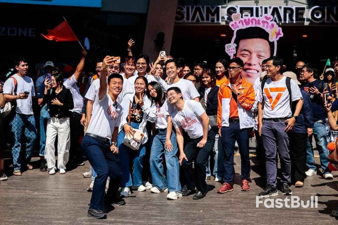 تشير استطلاعات الرأي إلى أن ناتافونغ، الإصلاحي التايلاندي، هو المرشح الأوفر حظاً قبل انتخابات فبراير.